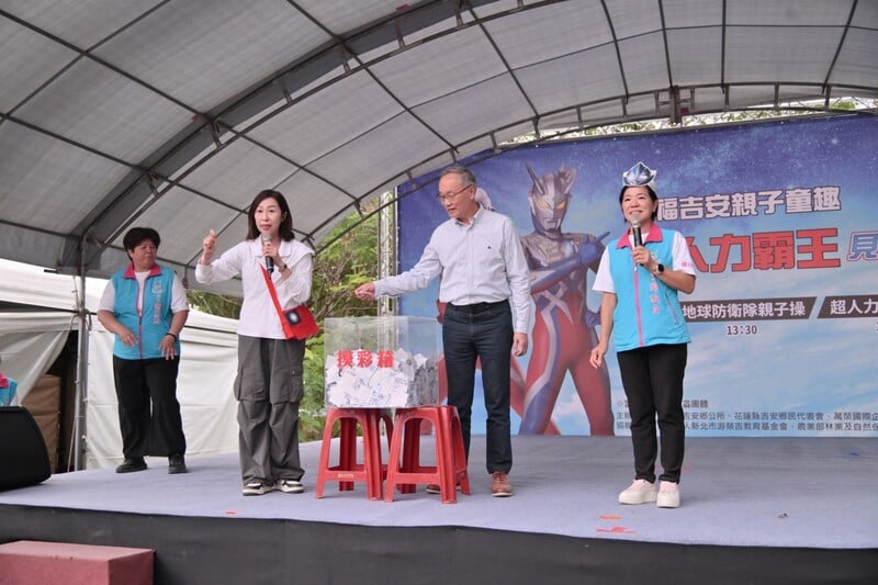 LINE_ALBUM_115.10.10_吉安健走迎雙十_吸引逾萬人次熱情慶國慶　_鄉長游淑貞陪伴鄉親_110fbfbbd073ac3a.jpg